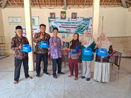 Pemberian Bibit TOGA dan Gembor Dukung Inovasi SIDAYA di Padukuhan Sempon Kulon